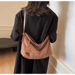 Sac hobo oversize en cuir PU marron rétro avec longue bandoulière porté à l'épaule