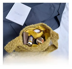 Détail du sac bandoulière en peluche jaune avec poche zippée intérieure et espace de rangement