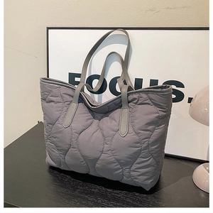 Schicke graue Stepptasche für Damen mit Kürbissteppmuster und doppelten Schulterriemen