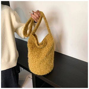Détail de la texture en fausse fourrure jaune vif et de la longue bandoulière de ce sac