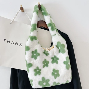 Primo piano della borsa tote in peluche con motivo floreale a margherita bianca e verde
