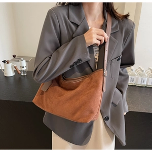 Gros plan d'un sac cabas marron vintage en cuir dépoli avec une finition mate élégante