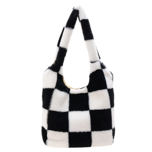 Détail du tissu pelucheux à damier noir et blanc sur un petit sac à main minimaliste
