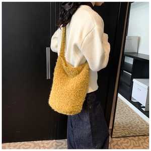 Détail du sac fourre-tout jaune moutarde en fausse fourrure douce pour l'hiver
