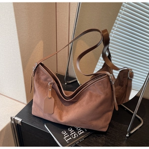 Sac fourre-tout tendance en daim marron foncé avec bandoulière et fermeture éclair