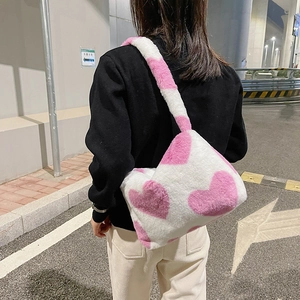 Détail montrant la texture douce de fausse fourrure blanche avec motifs de cœurs roses