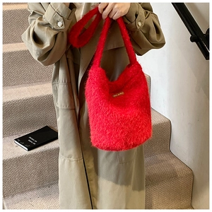 Détail du sac bandoulière en peluche rouge avec étiquette cuir Star-picking et texture douce