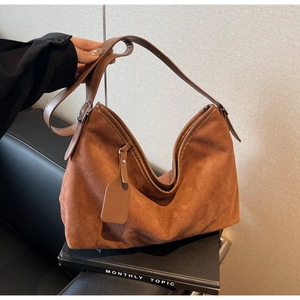 Sac hobo en daim marron avec bandoulière réglable pour femme au style minimaliste