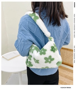 Vue détaillée du sac à bandoulière fleur verte en peluche avec texture douce et sangle