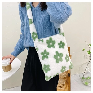 Sac à épaule en peluche blanche avec motifs floraux verts et large bandoulière