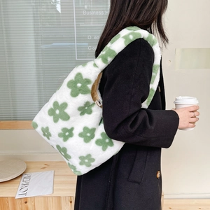 Dettaglio della borsa a tracolla in peluche bianco e verde con motivo a fiori