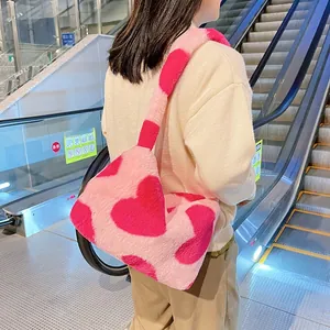 Gros plan du sac à bandoulière en peluche douce avec motif cœur sur un mannequin femme