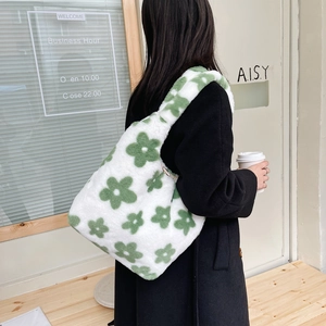 Foto lifestyle di borsa tote in peluche bianca con motivo floreale verde per l'inverno
