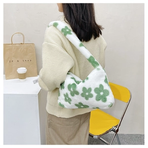 Gros plan du sac à bandoulière en peluche à fleurs vertes avec texture douce en fausse fourrure