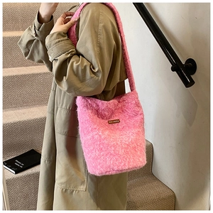 Détail du sac seau bandoulière en peluche rose avec une étiquette en cuir star-picking