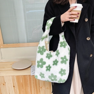 Elegante borsa in peluche con motivi floreali verdi mostrata in uno stile street chic