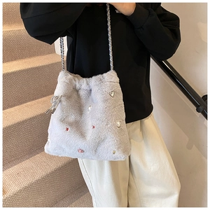 Détail du sac à bandoulière en peluche grise avec perles, strass et chaîne en argent