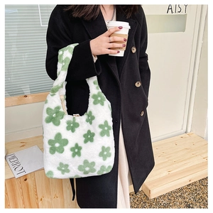 Détail du sac à main en peluche à fleurs vertes avec texture douce en fausse fourrure