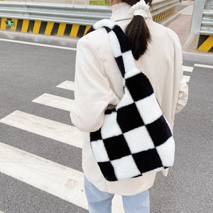 Détail d'un sac à damier en peluche avec une texture douce en fausse fourrure pour l'hiver
