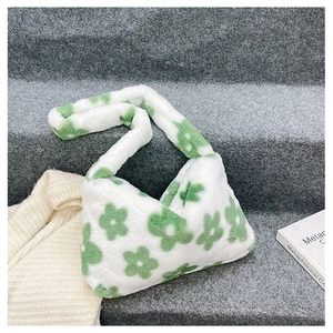 Gros plan du sac à main en peluche à fleurs vertes avec texture en fausse fourrure