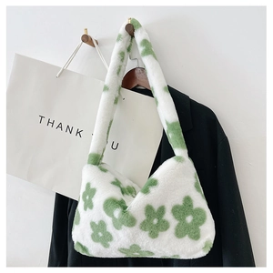 Détail d'un sac d'épaule en fausse fourrure blanche à motifs de fleurs vertes pour l'hiver