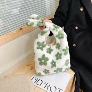 Dettaglio della morbida pelliccia sintetica con motivo a fiori verdi sulla borsa