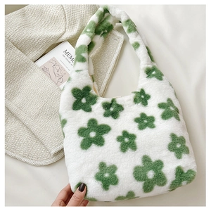 Gros plan sur un sac peluche blanc avec motif floral vert et texture douce et soyeuse