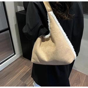 Détail du sac cabas en daim kaki avec bordure en laine d'agneau et fermoir magnétique en métal