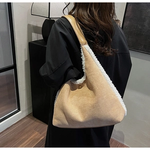 Dettaglio della borsa a spalla in camoscio con bordo in shearling e tracolla in pelle