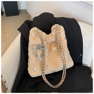 Sac bandoulière en peluche beige 2024 avec perles et pendentif nœud argenté élégant