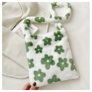 Détail du sac à épaule en peluche à fleurs vertes avec texture douce en fausse fourrure