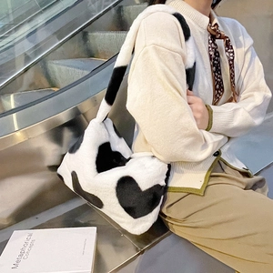 Gros plan du sac bandoulière en peluche avec motif cœur vache et fausse fourrure