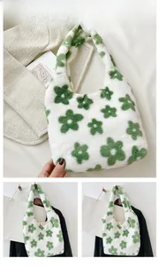 Dettaglio della borsa tote in ecopelliccia crema con motivo floreale verde scuro e morbida