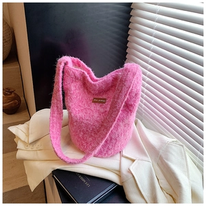 Sac à bandoulière en fausse fourrure rose avec étiquette Star Picking en cuir chic