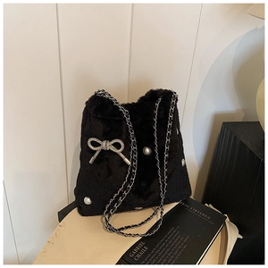 Sac à épaule chic en peluche noire avec nœud en strass, perles et bandoulière en chaîne