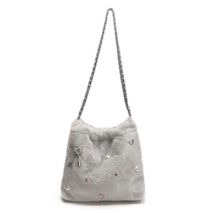Sac fourre-tout chic en fausse fourrure grise avec breloques perles et cœurs sur chaîne
