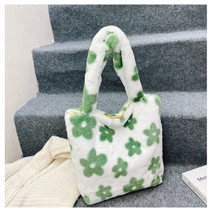 Détail du sac cabas en peluche douce avec motifs de fleurs vertes et anse en fourrure épaisse