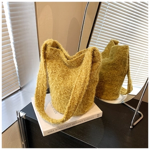 Sac fourre-tout d'hiver jaune moutarde en fausse fourrure avec texture pelucheuse