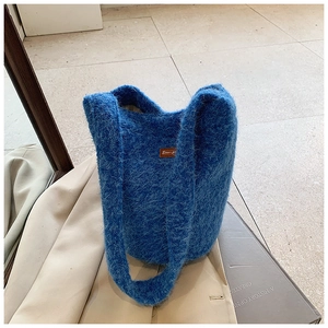 Sac seau bleu roi rétro en peluche avec texture duveteuse et patch en cuir vintage