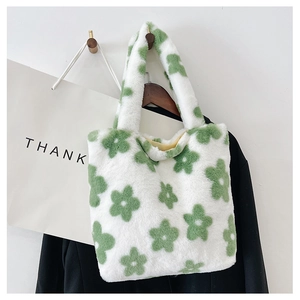 Détail du sac fourre-tout blanc en peluche avec grands motifs de fleurs vertes et texture