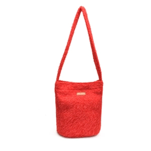 Sac seau en peluche rouge vif avec logo en cuir élégant pour un look d'hiver tendance