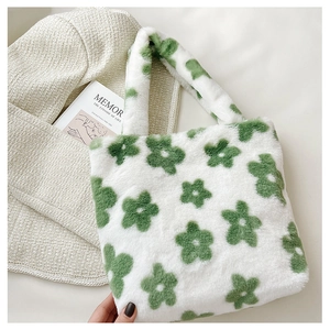Détails de la texture du sac cabas en peluche à fleurs vertes avec fausse fourrure douce