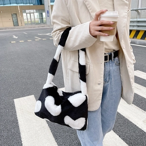 Sac à épaule chic en peluche noire orné de motifs de cœurs blancs