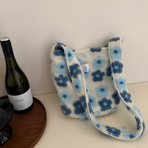 Chic floral plush tote bag in cream white and blue with soft sherpa texture