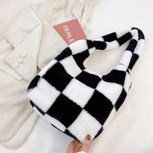 Gros plan sur la texture douce en peluche du sac cabas à damier noir et blanc