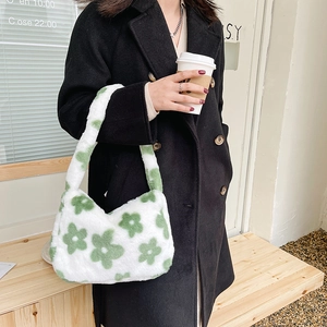 Sac bandoulière en peluche à fleurs vertes avec texture douce pour la mode d'hiver