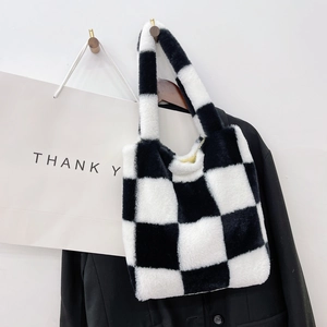 Détail du sac à main en peluche à damier noir et blanc avec texture en fausse fourrure