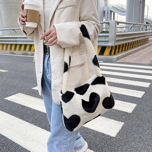 Détail du sac à bandoulière en fausse fourrure pelucheuse avec motif cœur noir et blanc