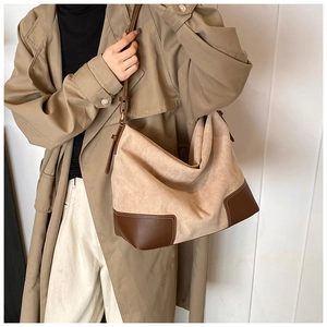 Detailed view of the large contrast-color tote bag in matte PU and smooth leather texture