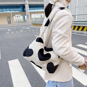 Détail d'un sac porté épaule en peluche à motif cœur avec large bandoulière douce